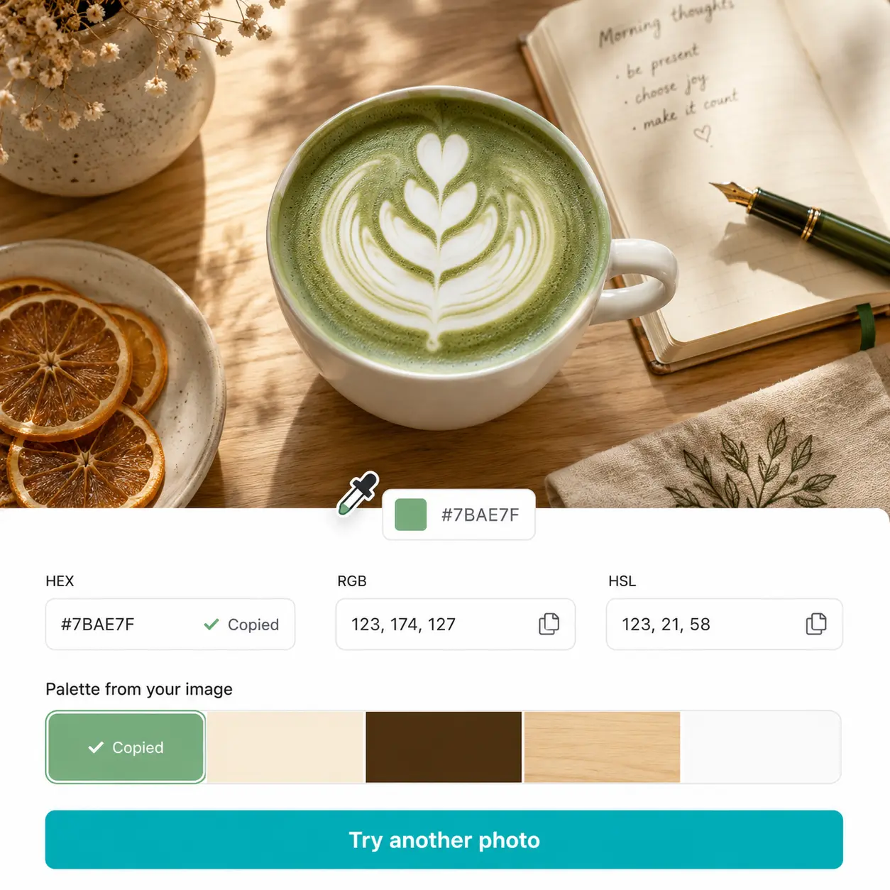 Sélecteur de couleur RGB Lift à partir d'une image — flatlay café matcha latte avec valeurs HEX, RGB et HSL Sélecteur de couleur RGB sur un flatlay café matcha affichant le code HEX #7BAE7F et les trois formats
